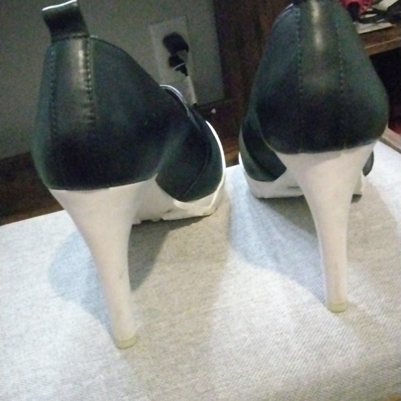 BCBG heels 👠 - Picture 2 of 7